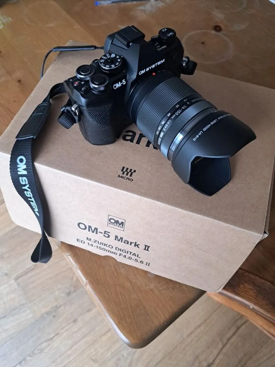 Mirrorless Camera and lens - Image 1