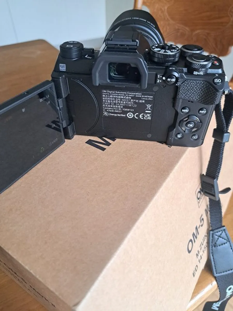 Mirrorless Camera and lens - Image 2