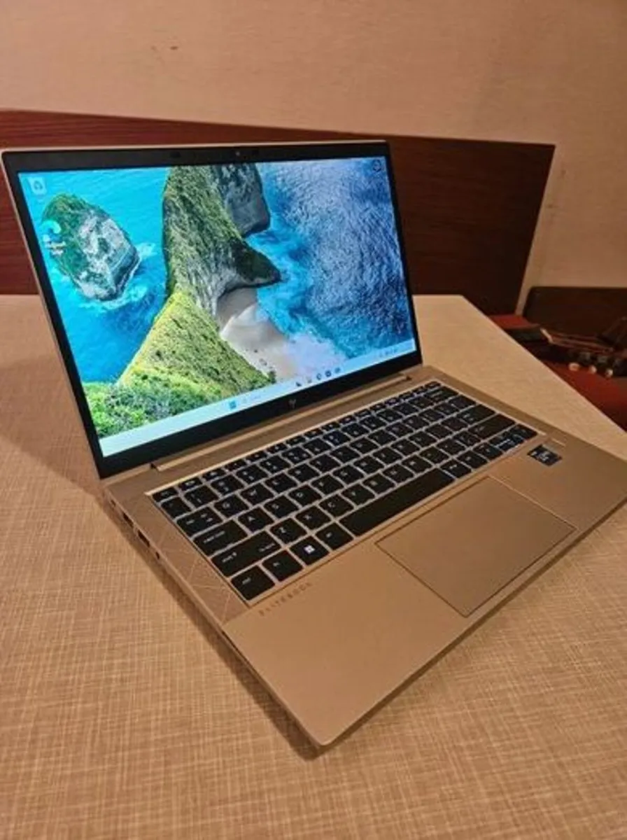 HP EliteBook 830 G8 laptop Intel i5 DDR4 16GB SSD