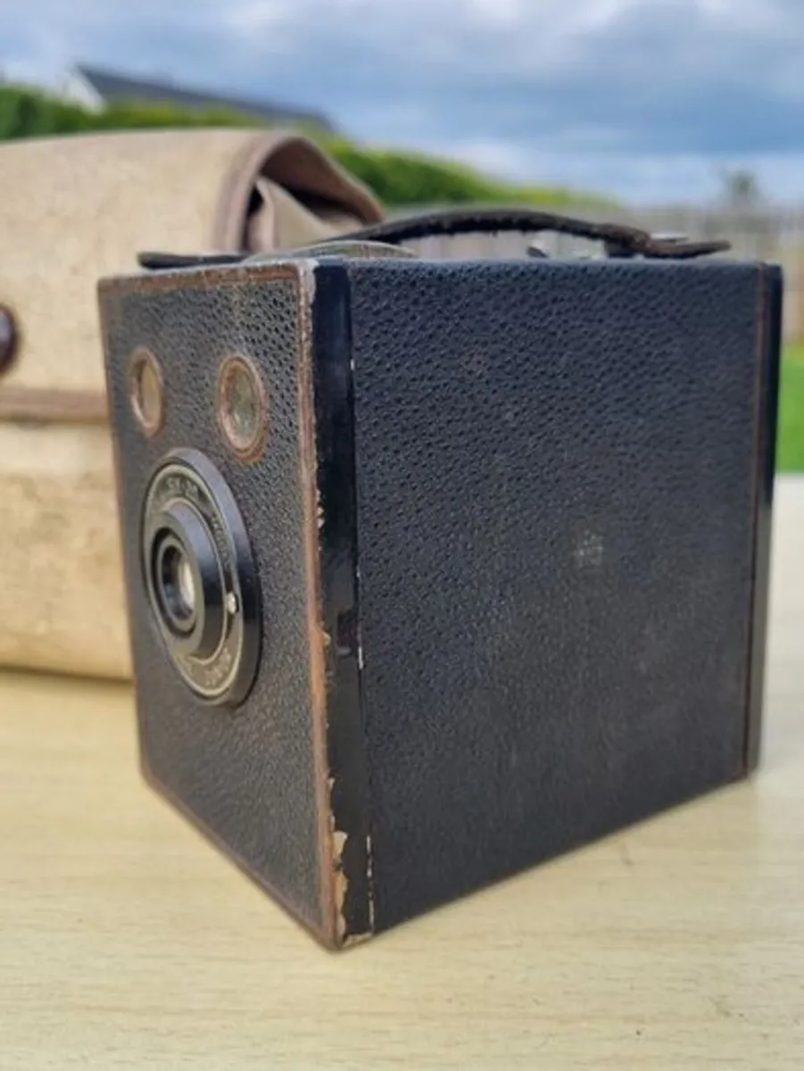 Kodak Brownie Junior box camera - Image 2