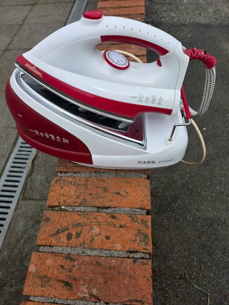 Steam iron - Image 2