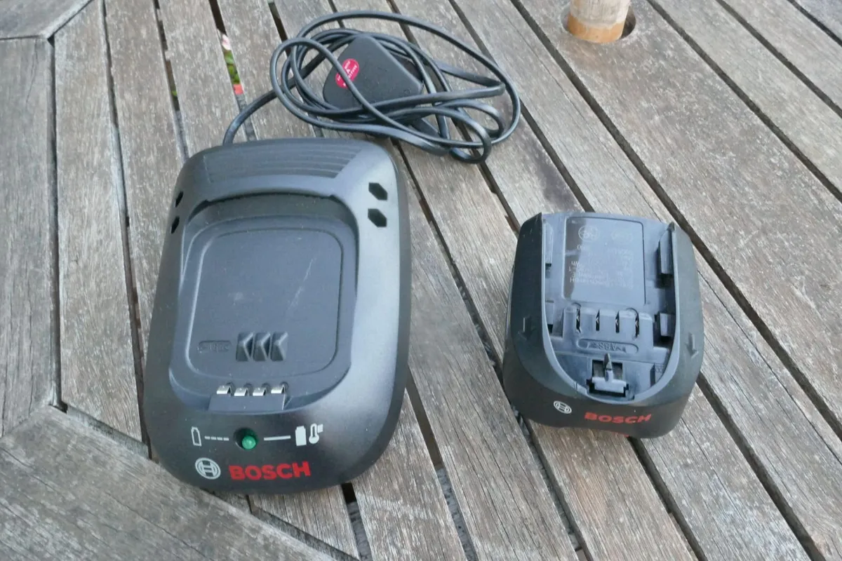 Bosch PSB 18 Li-2 battery & charger. - Image 1