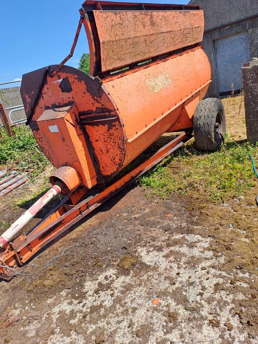 Howard Dung Spreader - Image 1