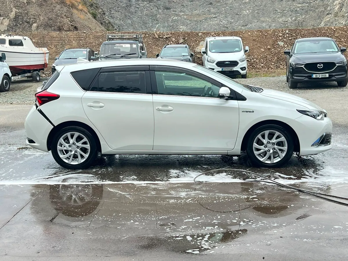 Toyota Auris Hybrid 1.8 Auto 2016 - Image 2