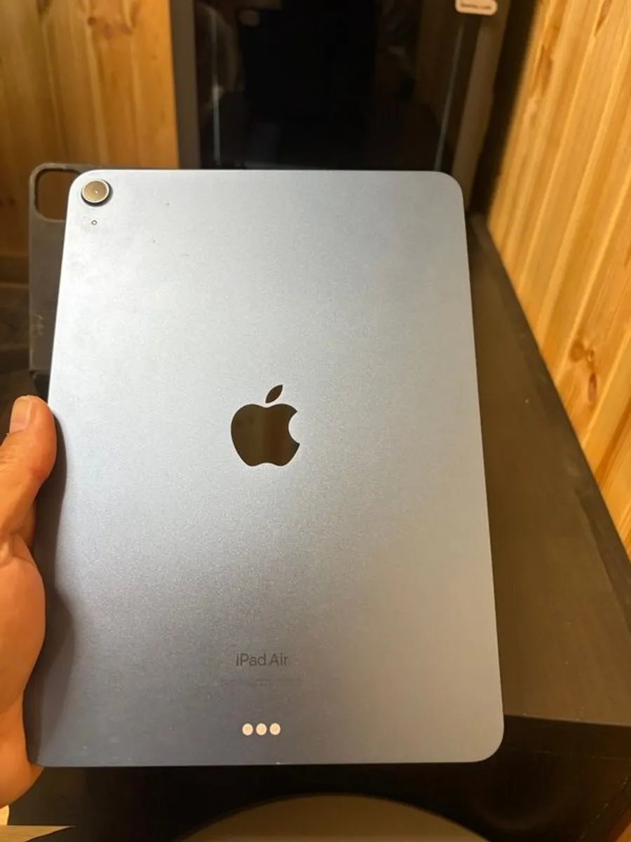 iPad Air 5th Generation + Apple Magic Keybord - Image 2