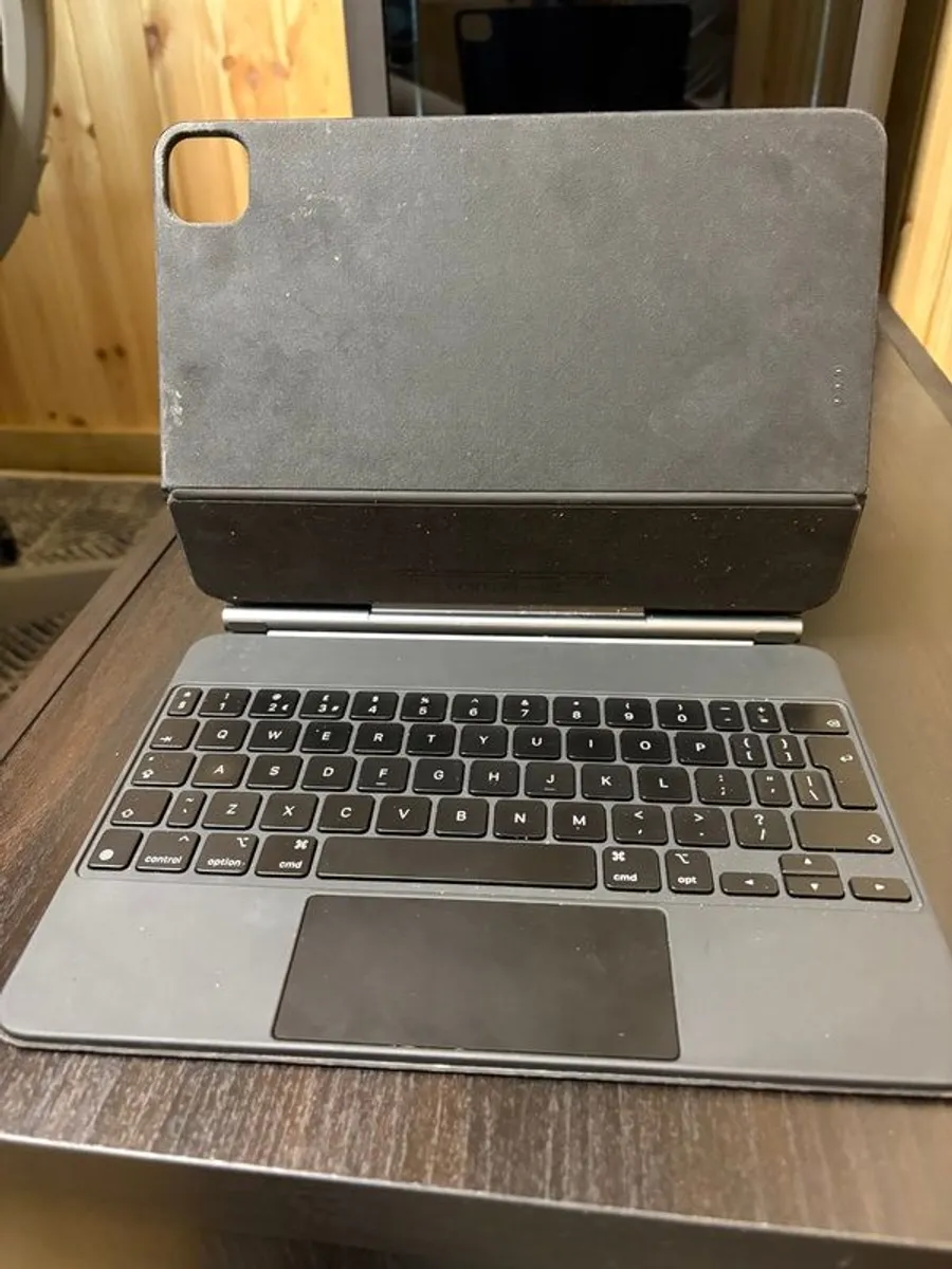 iPad Air 5th Generation + Apple Magic Keybord - Image 4