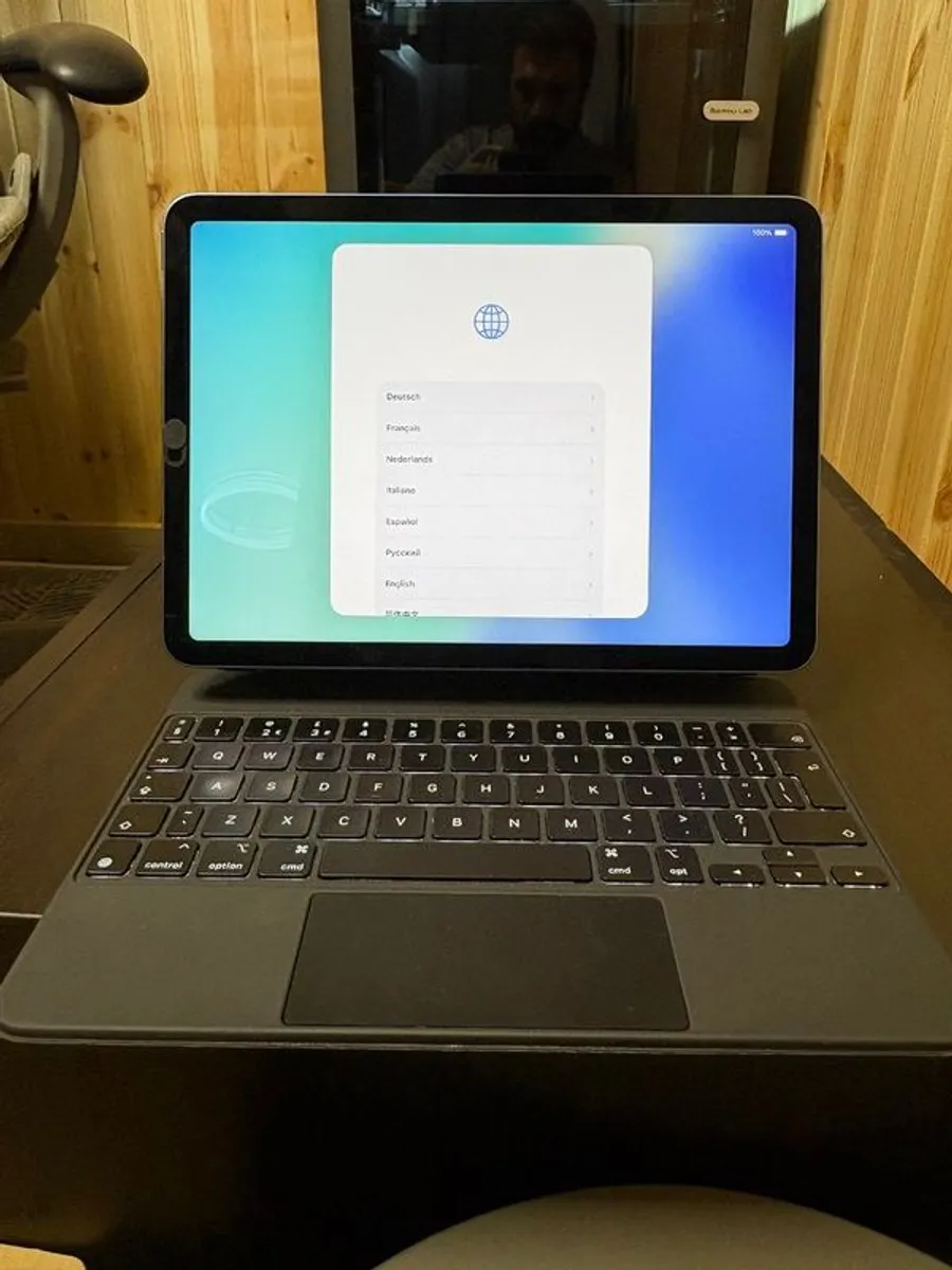 iPad Air 5th Generation + Apple Magic Keybord - Image 1
