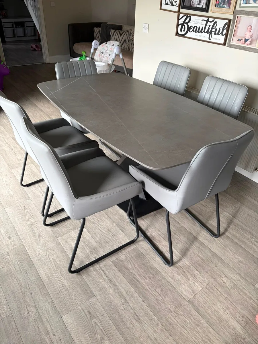 Kitchen table with 6 chairs - Image 3
