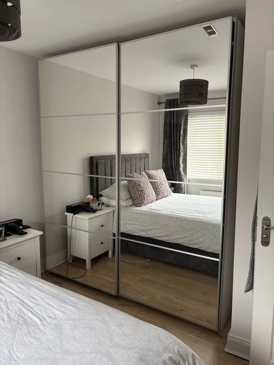 Sliding wardrobe - Image 1