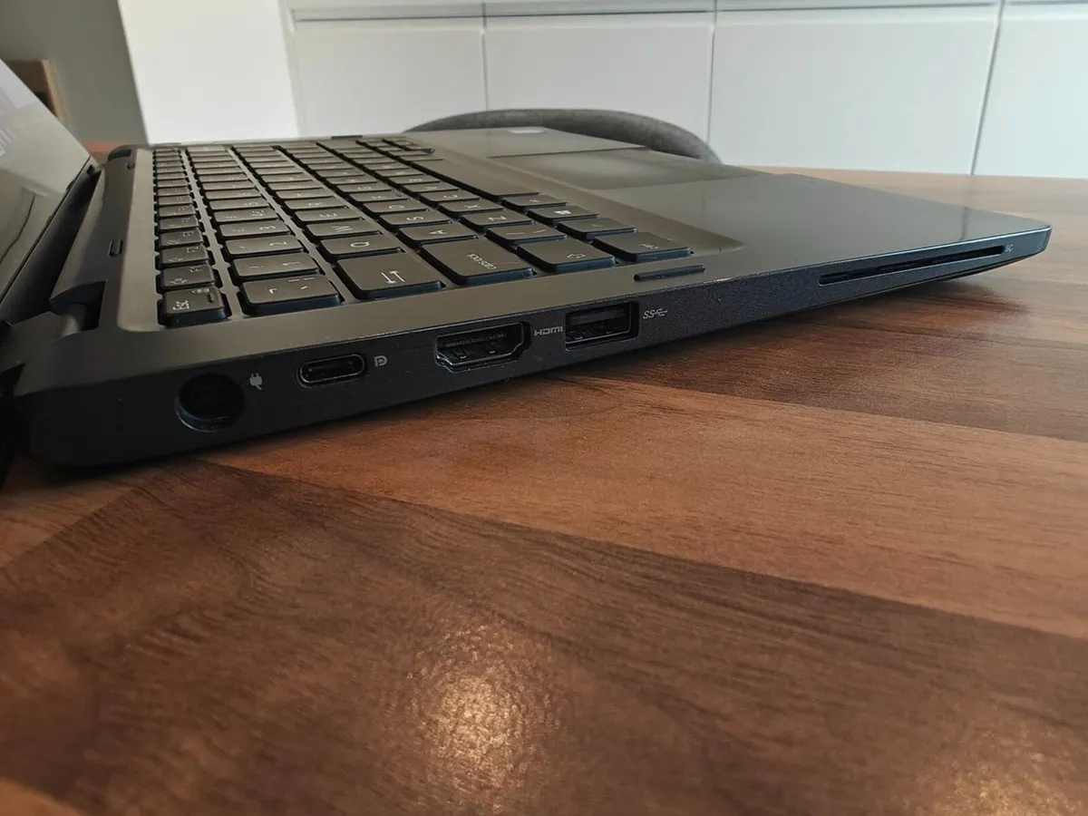 Dell Latitude 5300 2in1 | i5 | 16GB | Touchscreen - Image 3