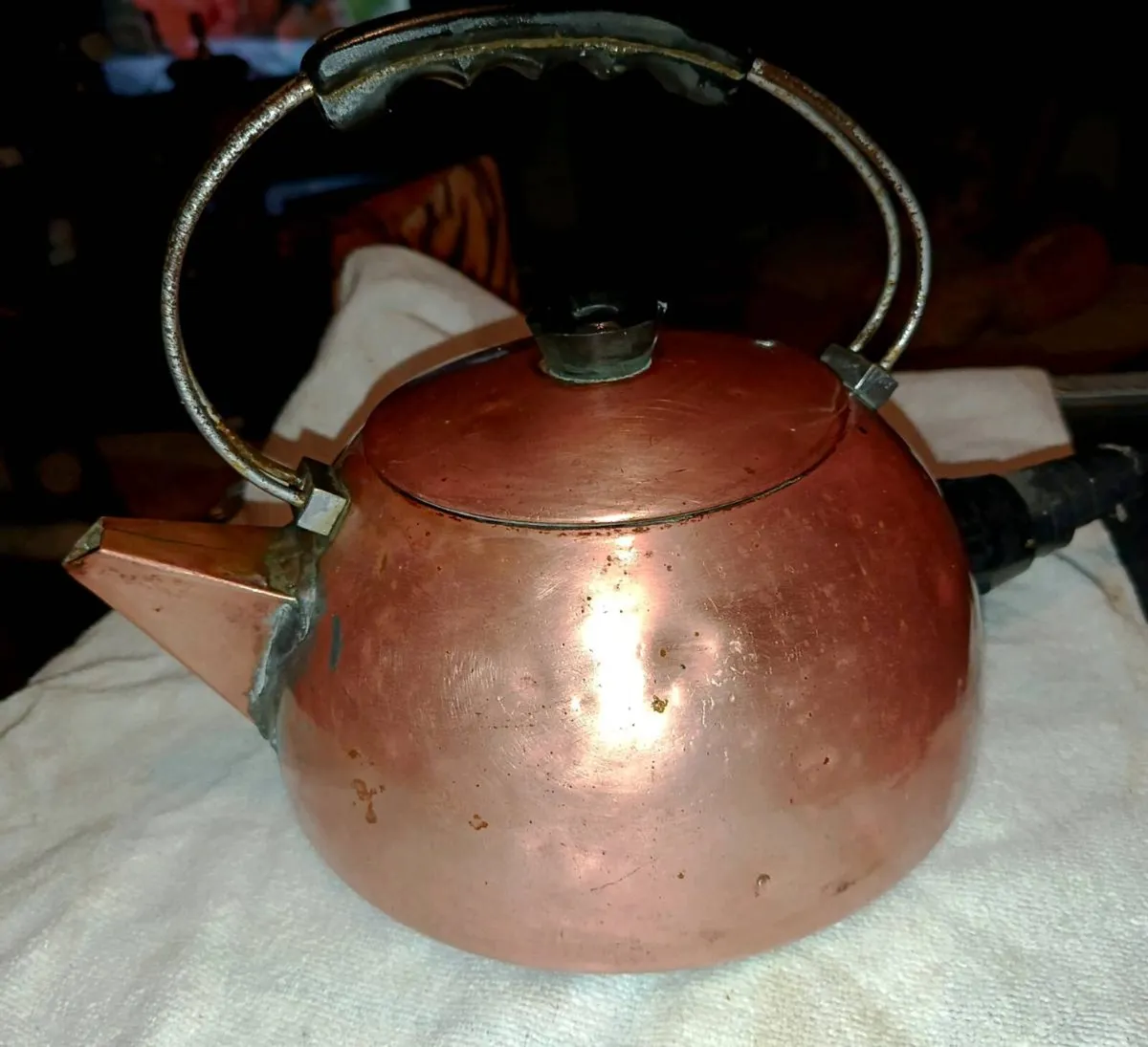 Large vintage copper kettle with bakelite handle - Image 1