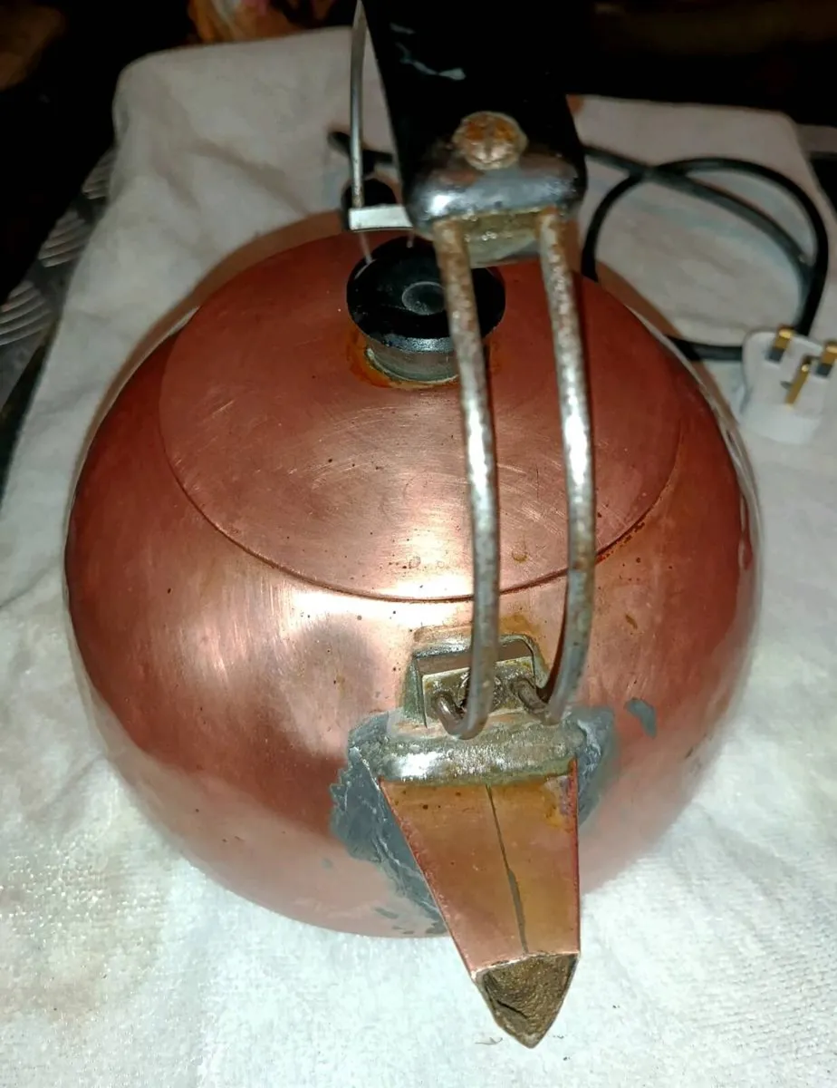 Large vintage copper kettle with bakelite handle - Image 2