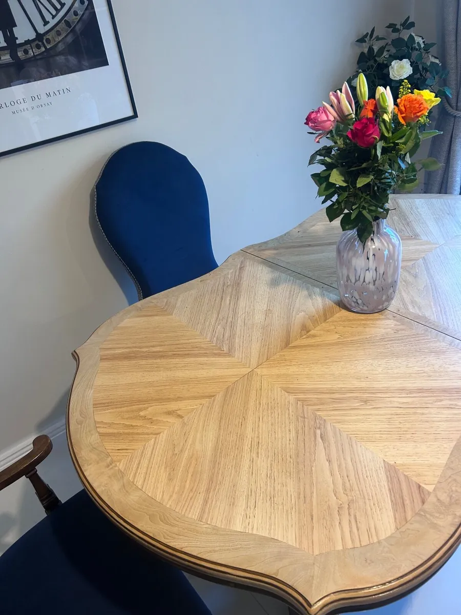 Table and chairs - Image 2