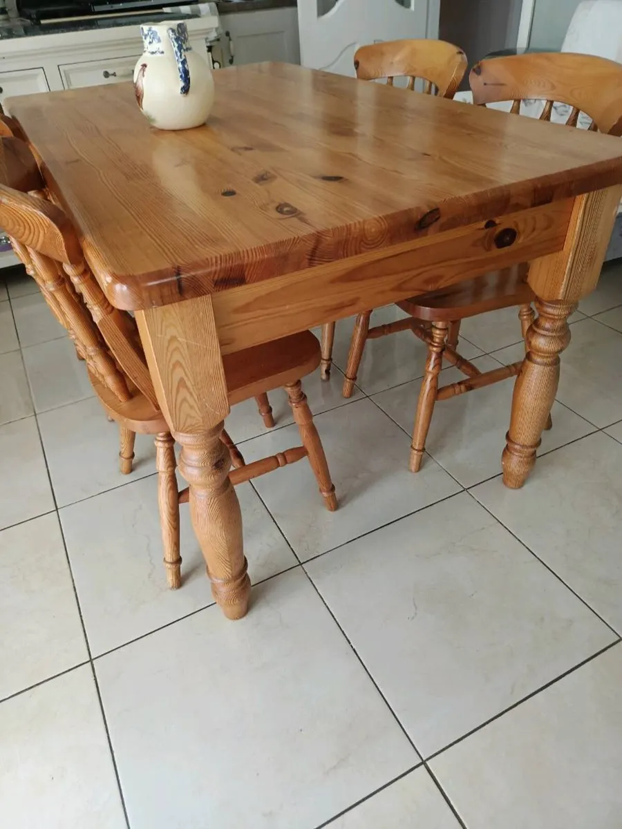 Kitchen table and chairs - Image 1