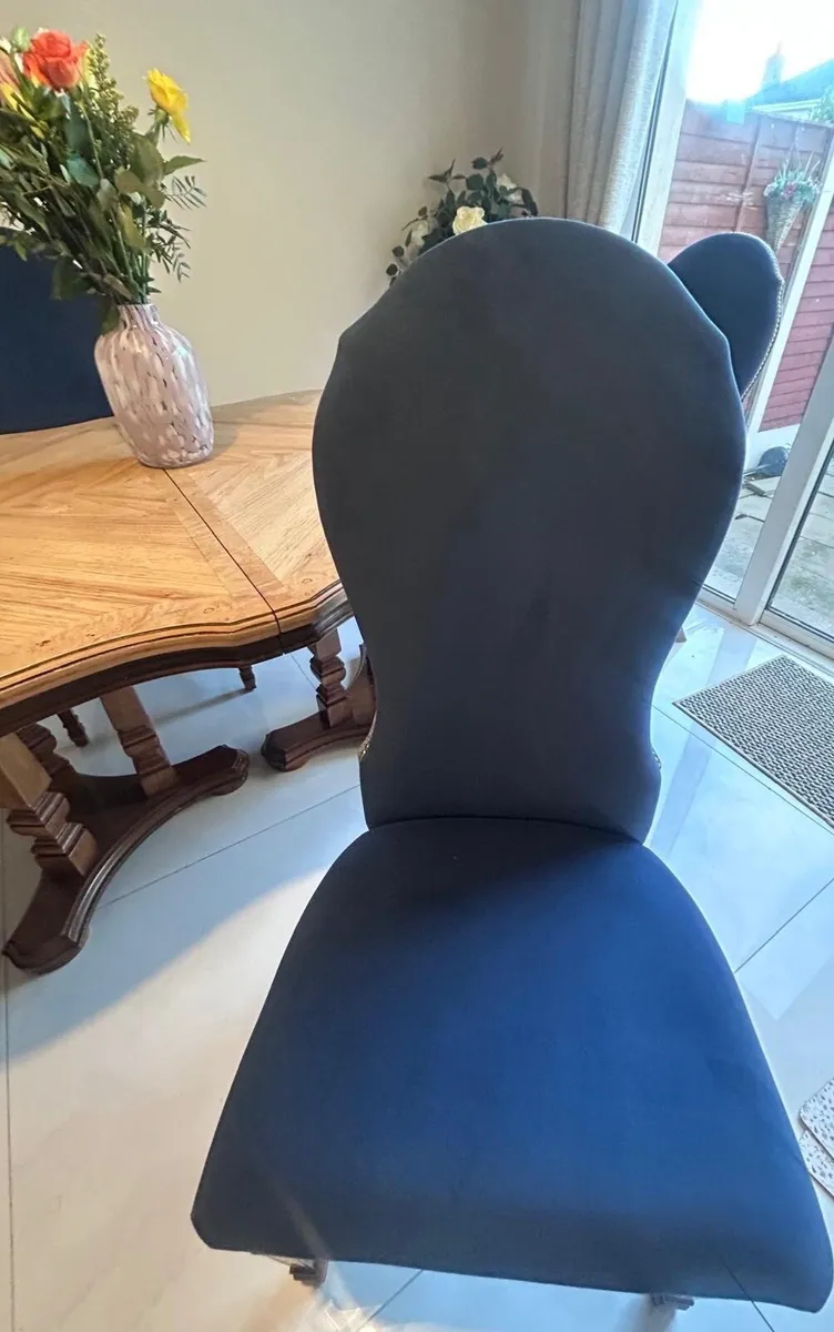 Table and chairs - Image 3