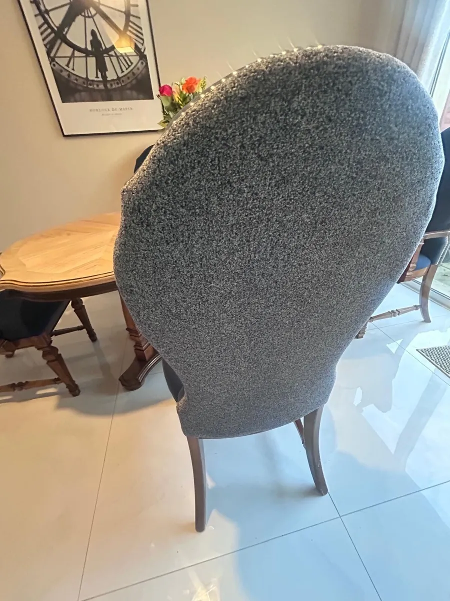Table and chairs - Image 4
