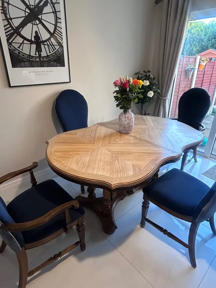 Table and chairs - Image 1