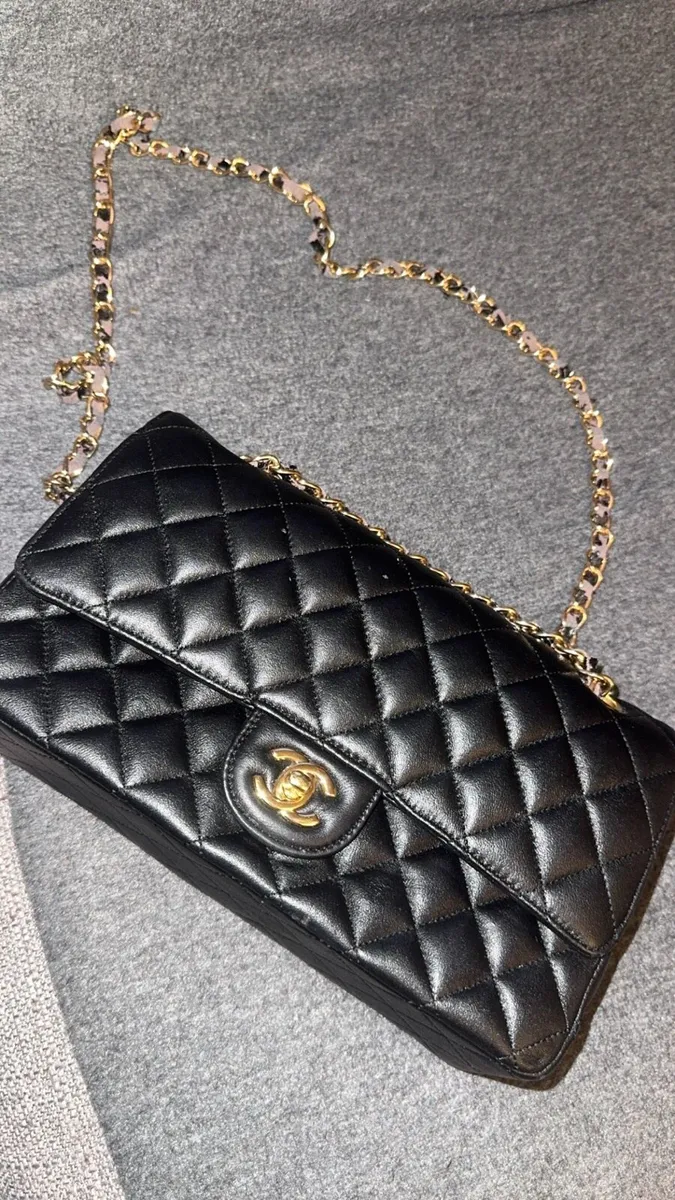 Chanel hand bag - Image 1