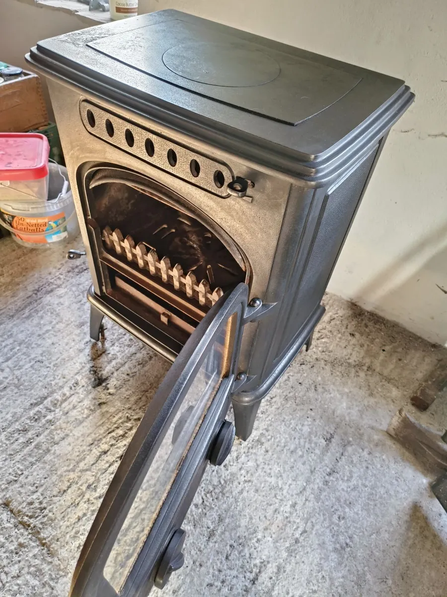 San Remo 8kwh Multi fuel stove. - Image 1