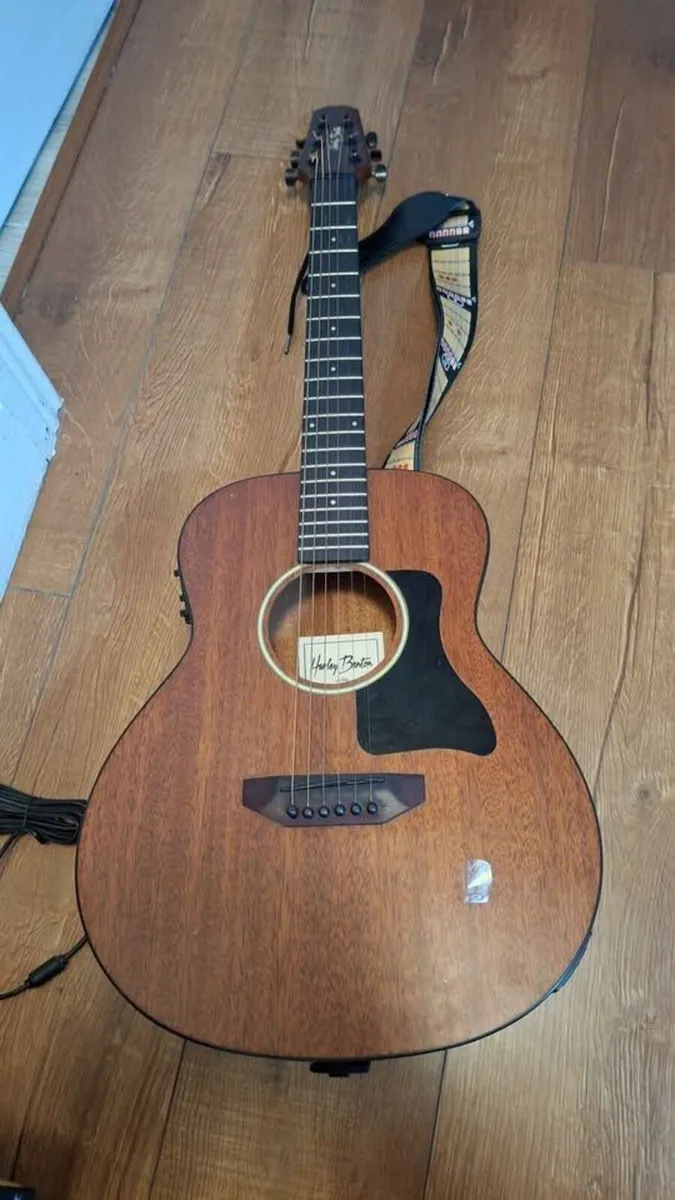 Well used beginner guitar 3/4 size and with strap