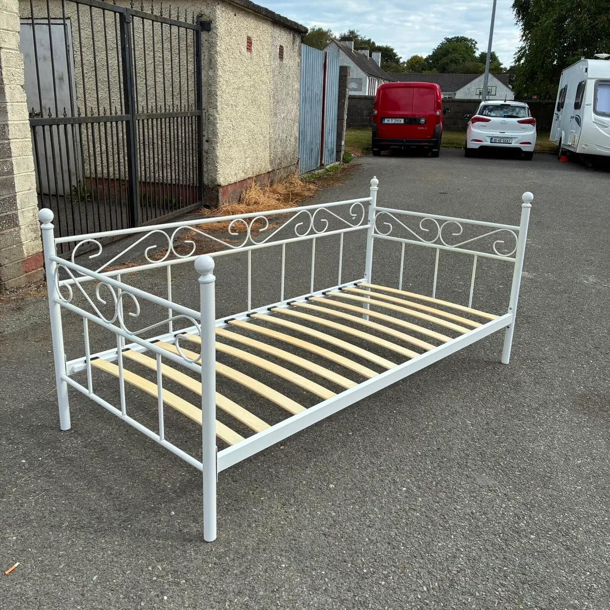Lovely White Single Day Bed - Image 4