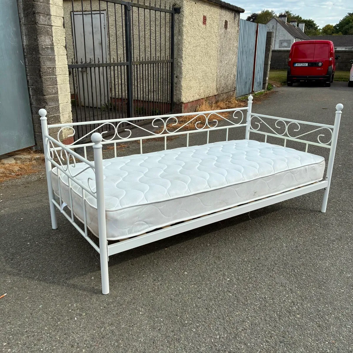 Lovely White Single Day Bed - Image 1