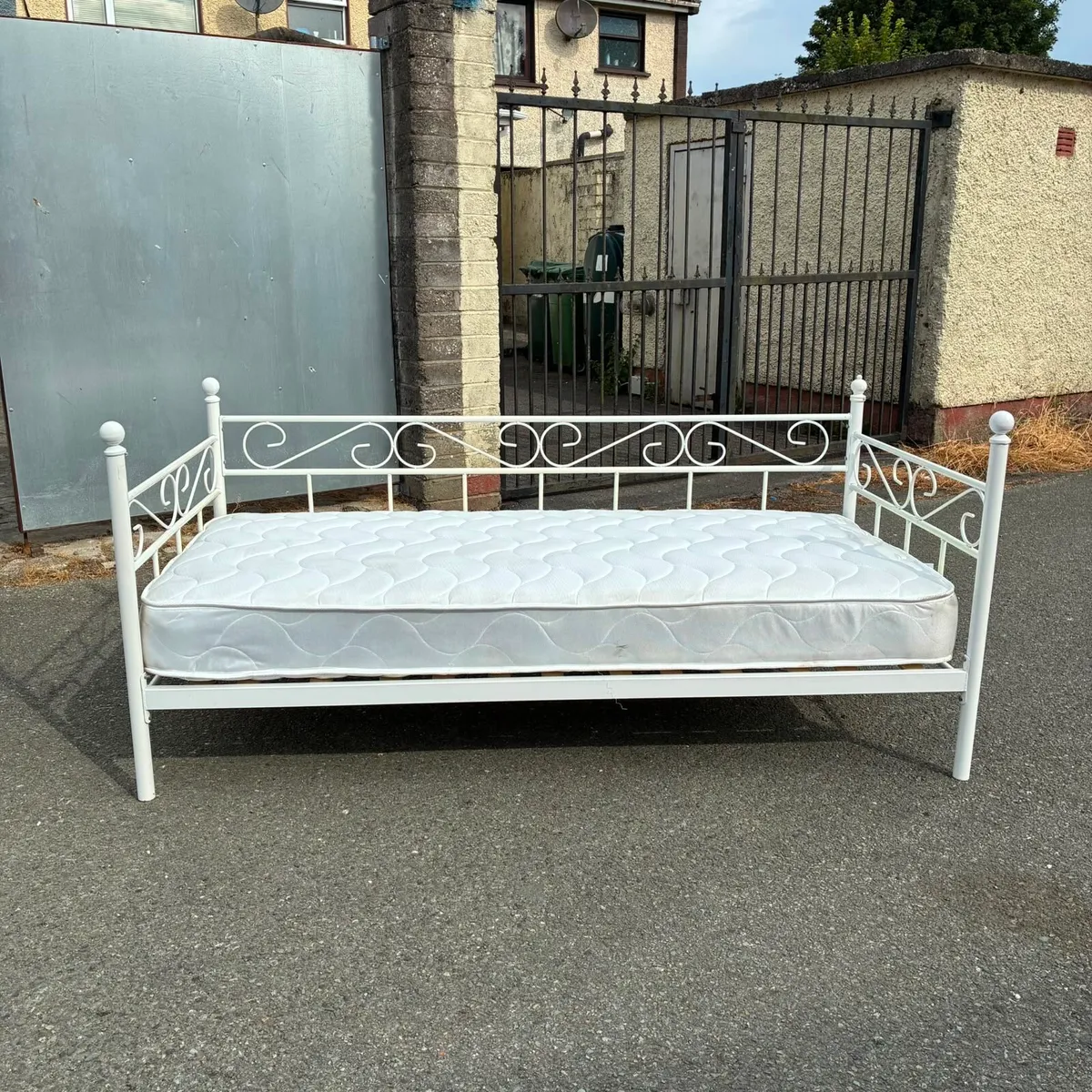 Lovely White Single Day Bed - Image 2