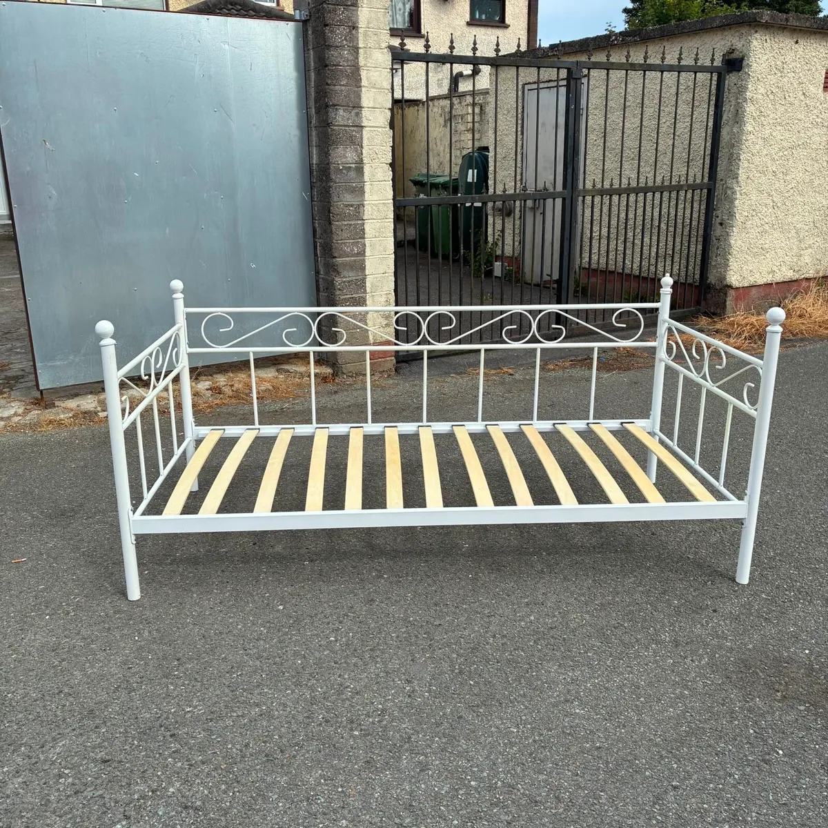 Lovely White Single Day Bed - Image 3