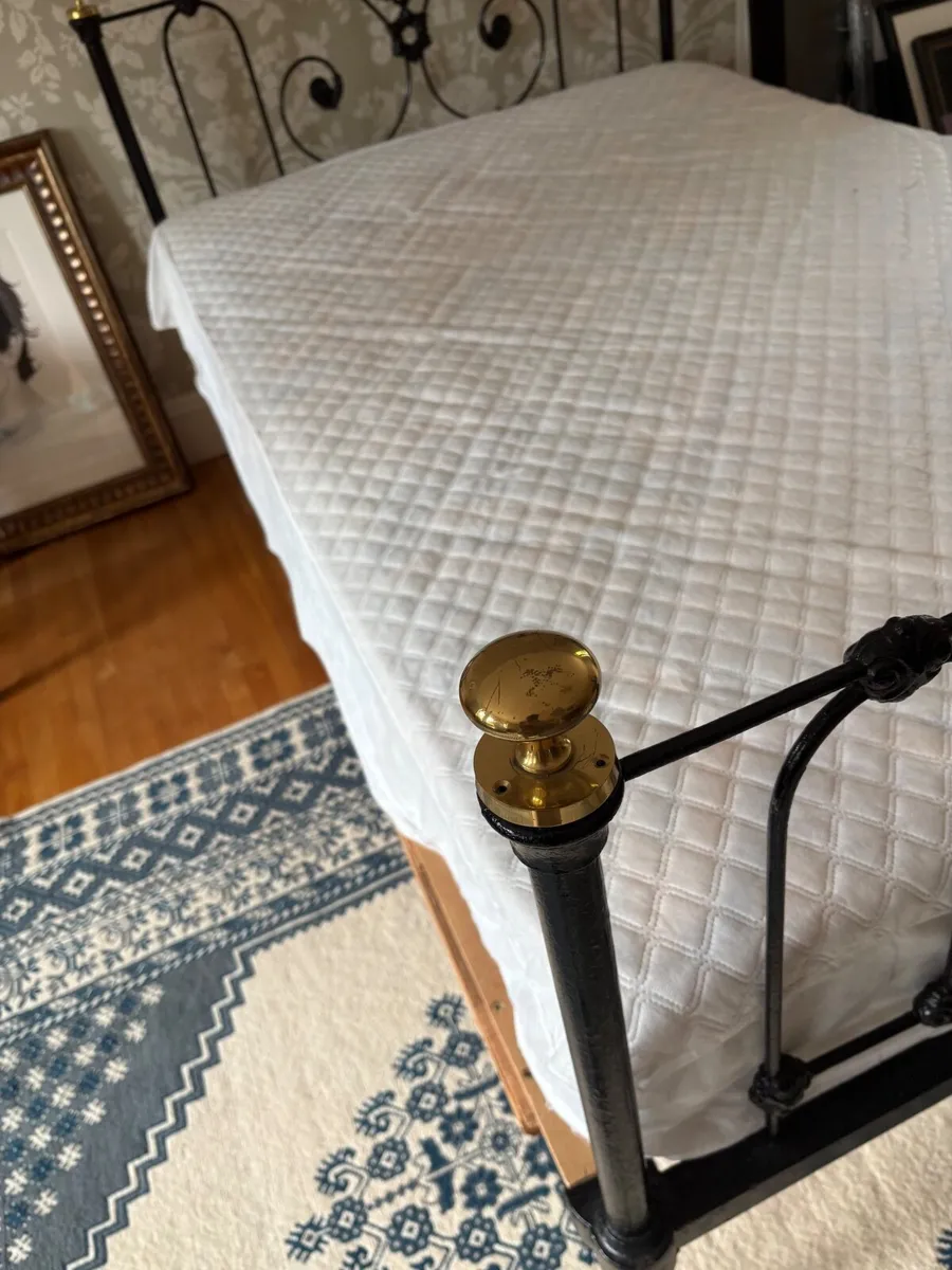 Cast iron double bed - Image 1