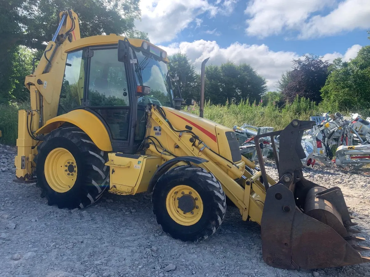 NH LB110 BACKHOE, 2760 HOURS - Image 2