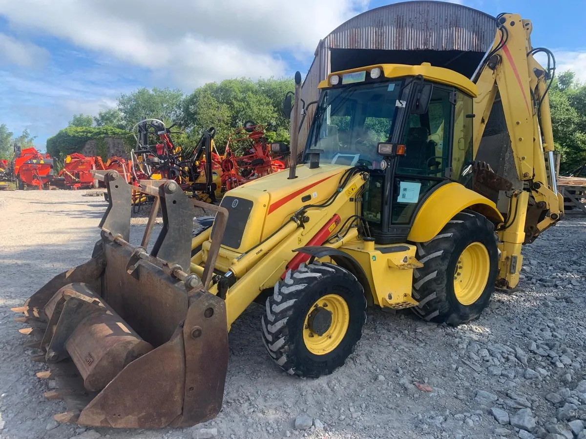 NH LB110 BACKHOE, 2760 HOURS - Image 1