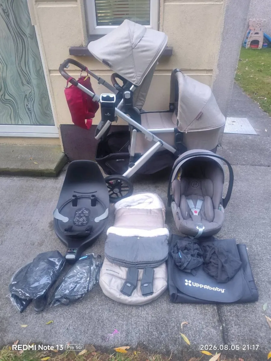 Uppababy vista V2 2023 travel system - Image 1