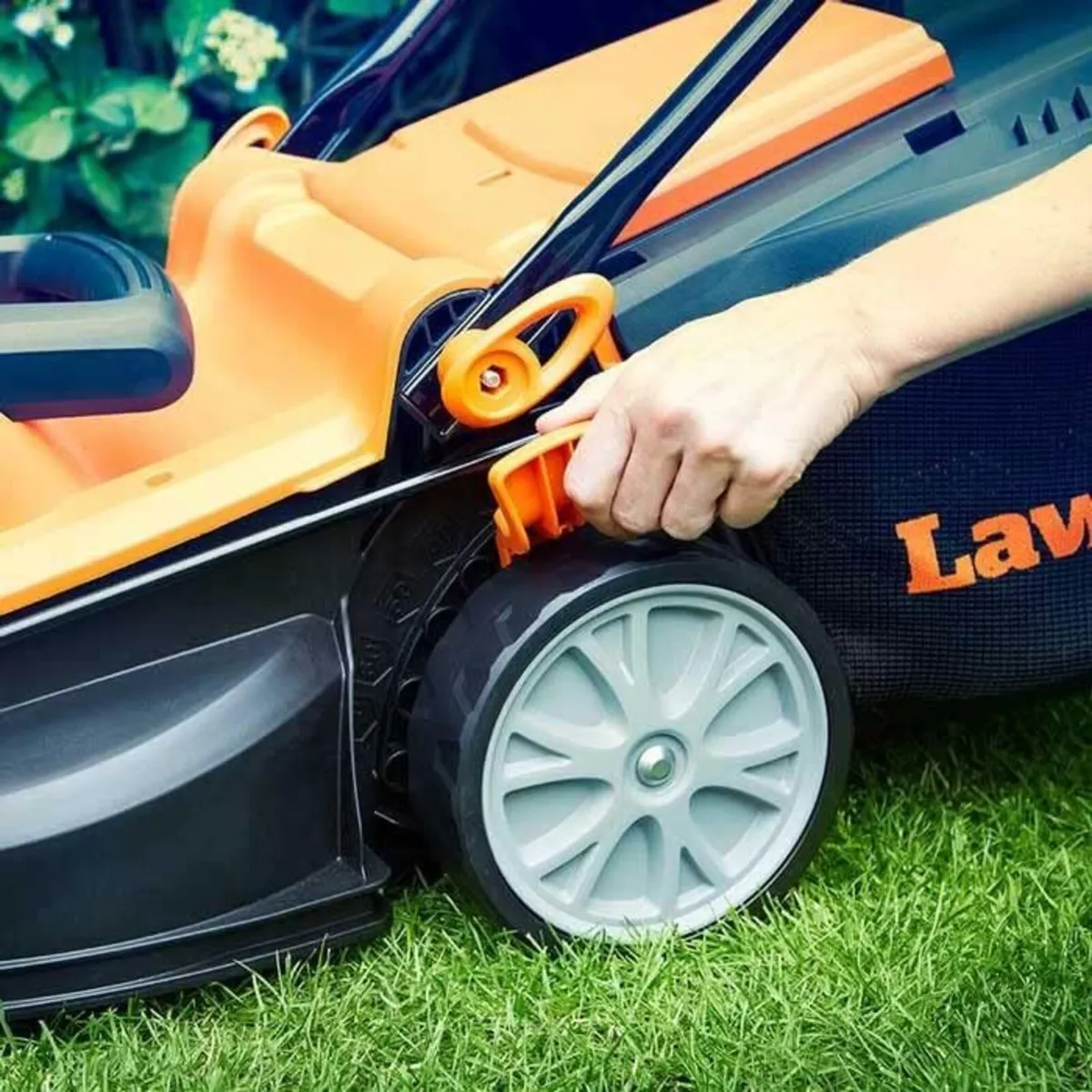 1400W 34CM Electric Lawnmower with Rear Roller - Image 4