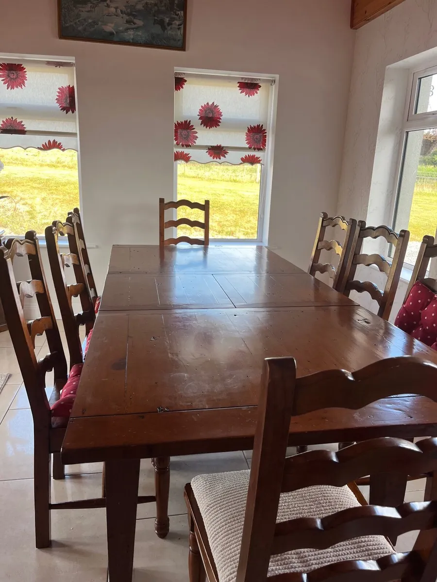 Table and chairs - Image 2