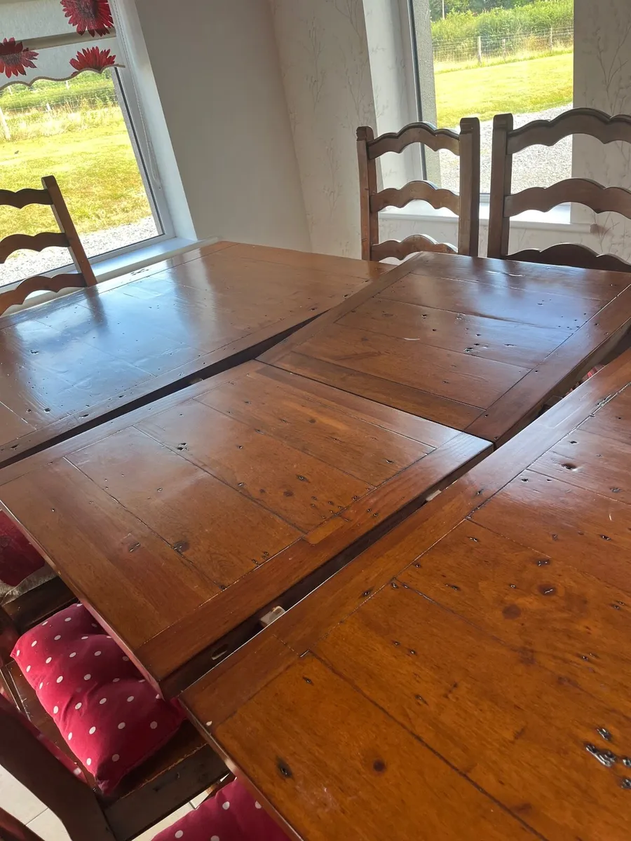 Table and chairs - Image 3