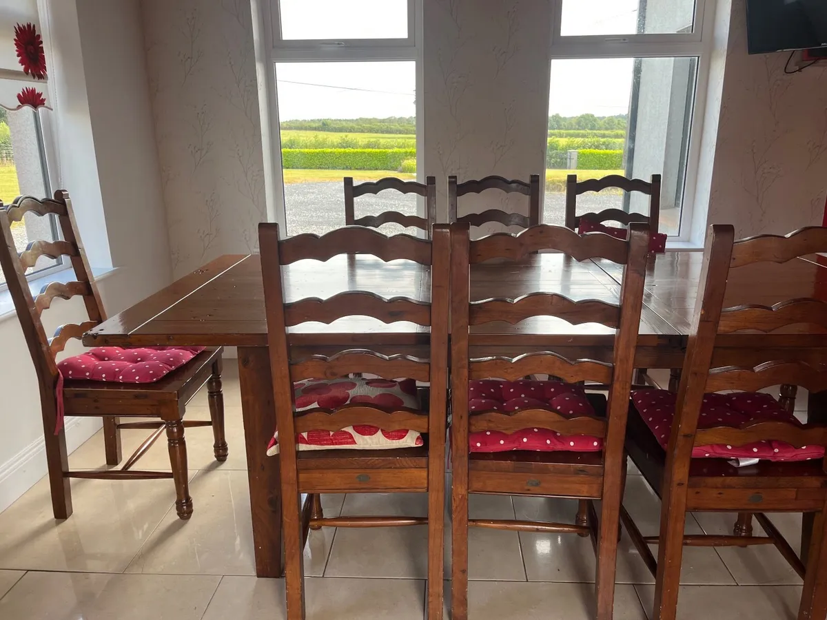 Table and chairs - Image 1