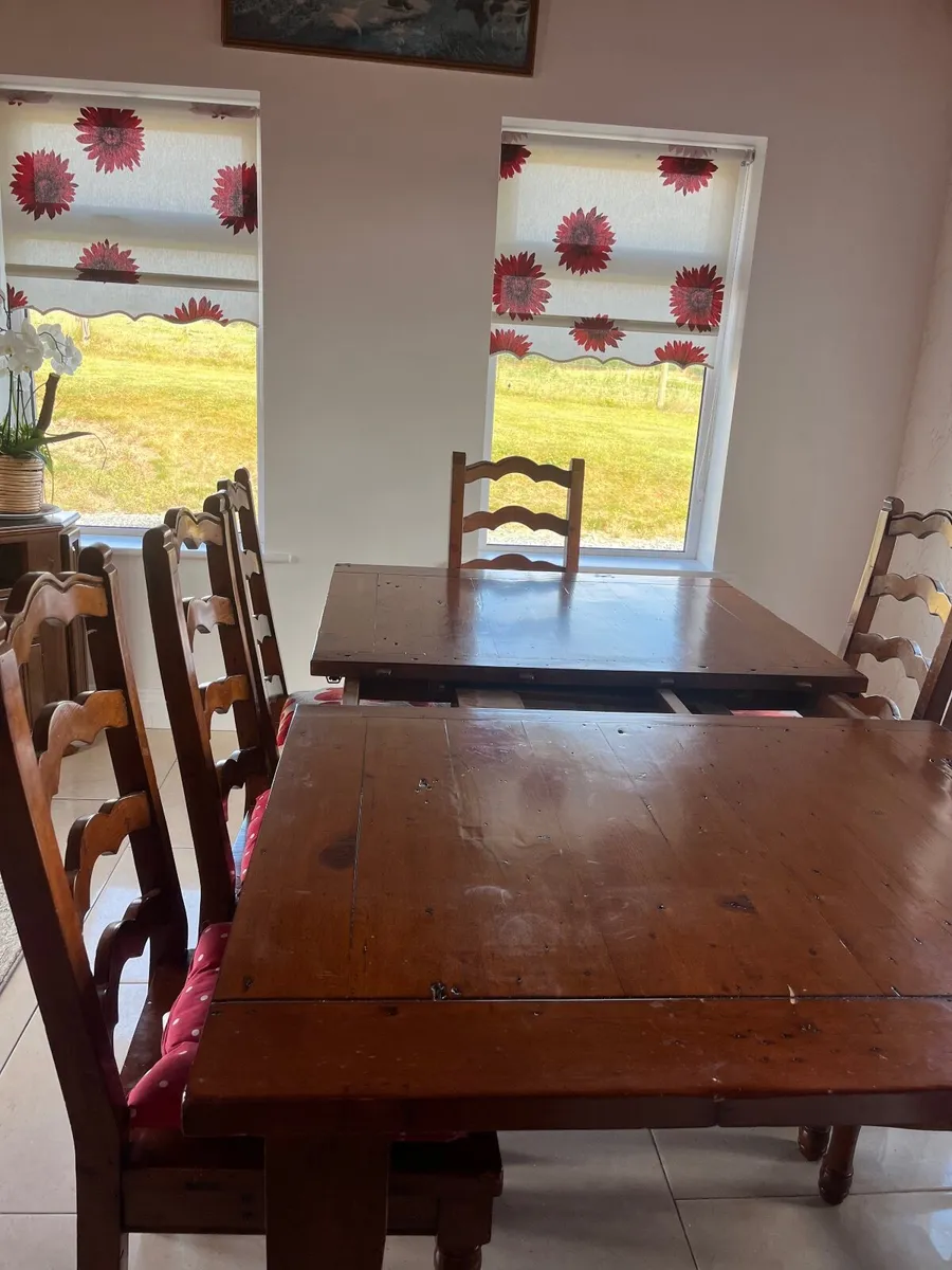 Table and chairs - Image 4