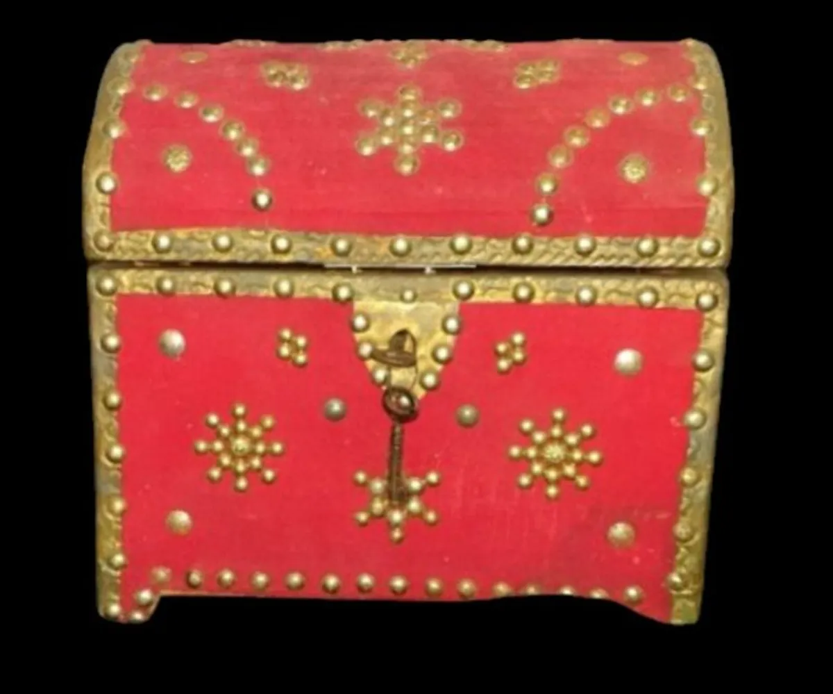 Pristine Vintage Keepsake Box-Brass Studded-2 Keys - Image 2