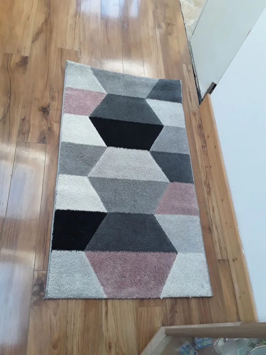 Lovely Runner rug suitable for a hallway - Image 3