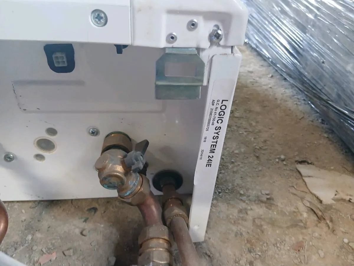 Gas boiler, copper cylinder tank - Image 4