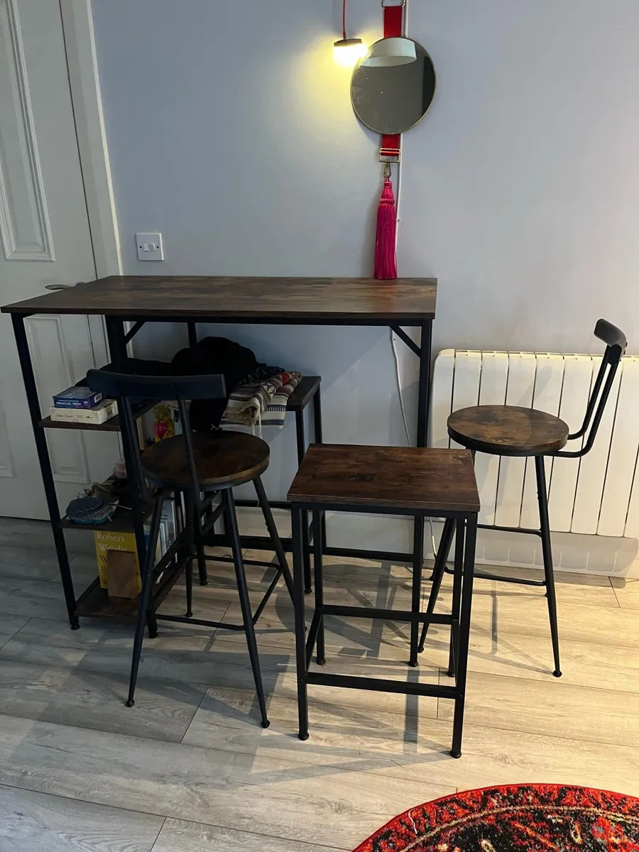 Table and Chairs - Image 2