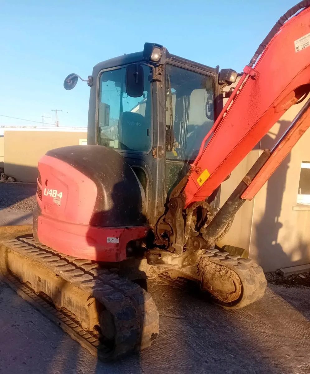 Mini digger with driver - Image 3