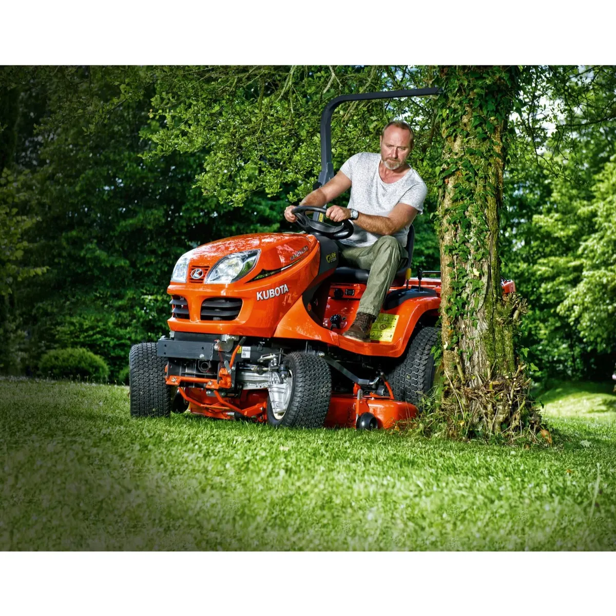 Kubota GR2120 Ride-On Lawnmower - Image 1