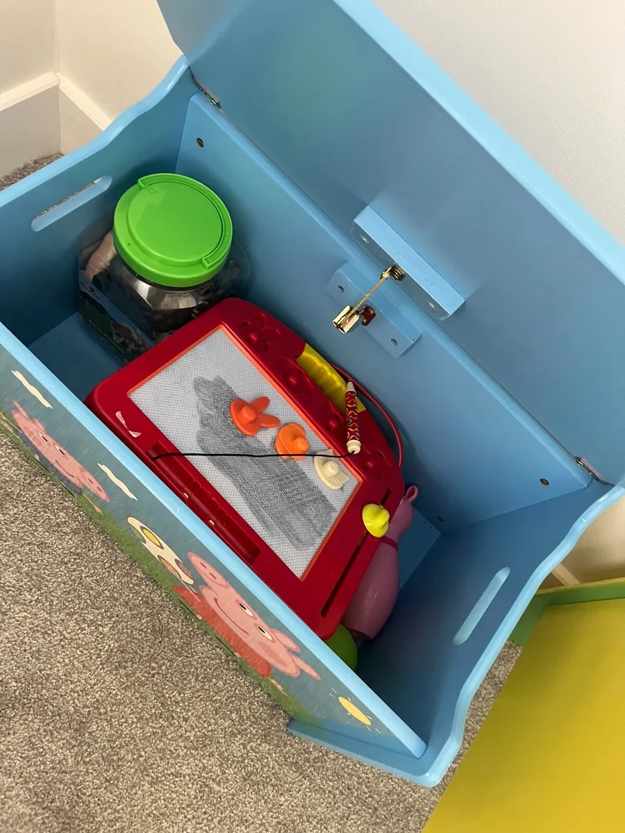 Toddler bed + Toy Chest - Image 1