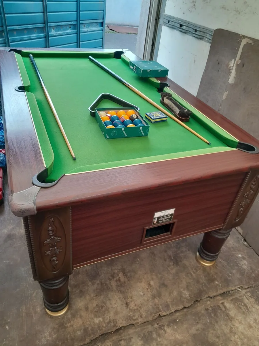 Pool table - Image 1