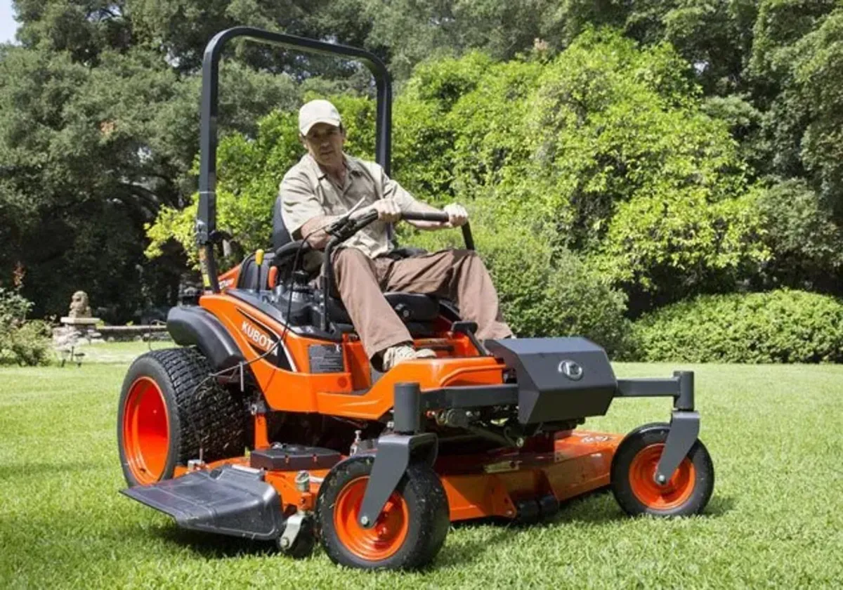 Kubota ZD1211 Zero Turn Lawnmower - Image 1