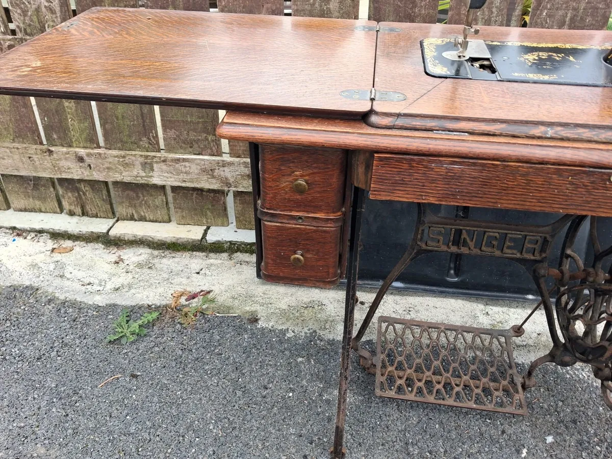 Singer sewing machine - Image 2
