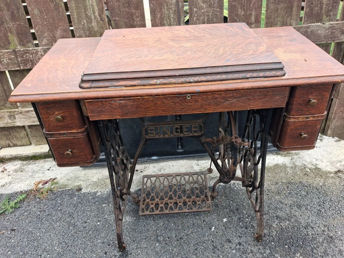 Singer sewing machine - Image 3