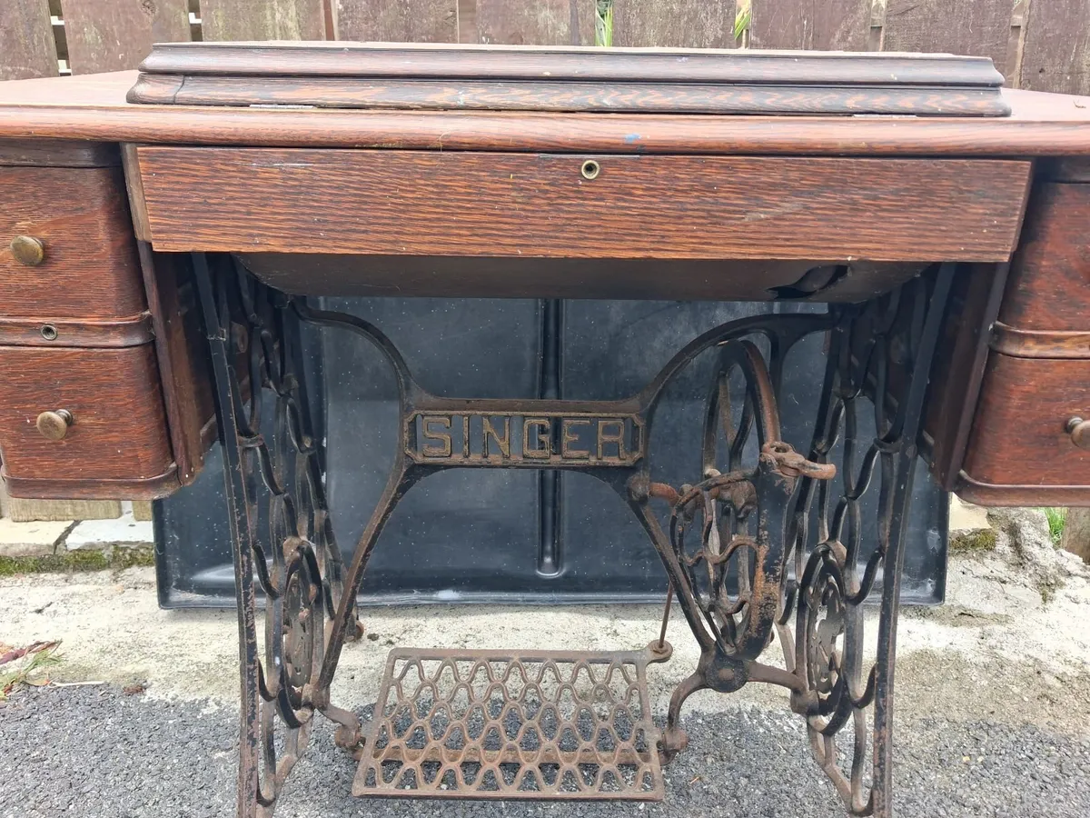 Singer sewing machine - Image 4