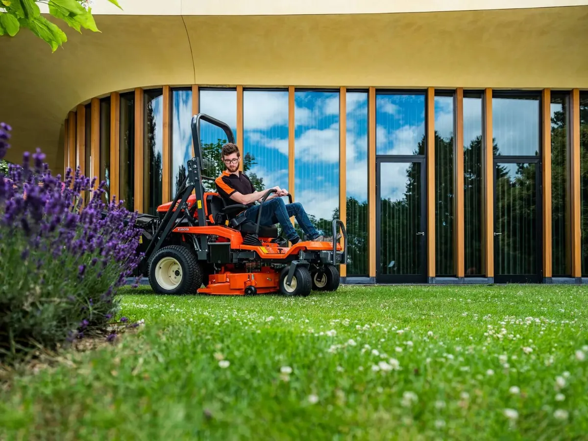 Kubota GZD21 HD Zero Turn Lawnmower - Image 3